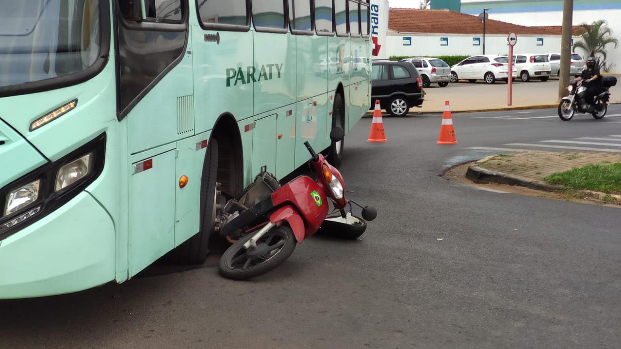 Foto 2 de 8 — Mulher fica ferida após acidente entre ônibus e motocicleta em Araraquara